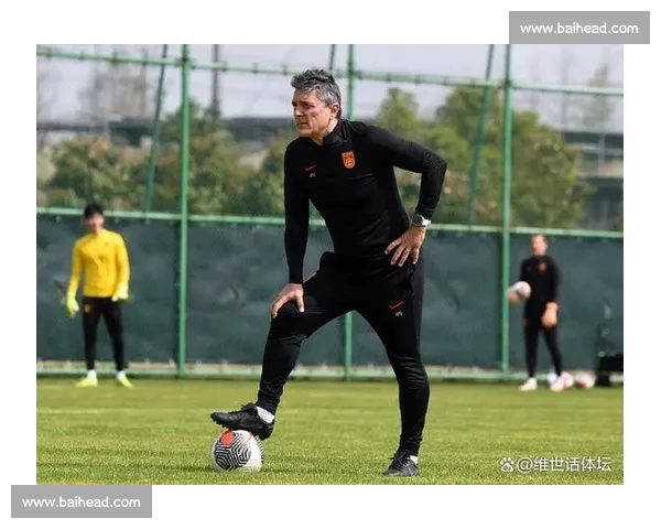 国足迎战中国香港：客队剑指破门保平，边路对决暗藏玄机